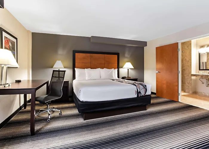 La Quinta & - Shore Hotel Chicago